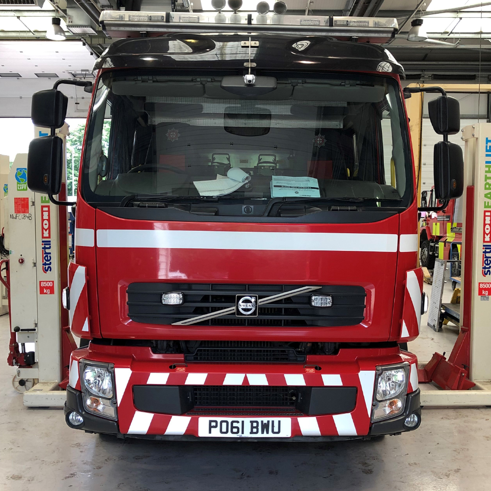 Fleet3.JPG technegydd yn defnyddio peiriant